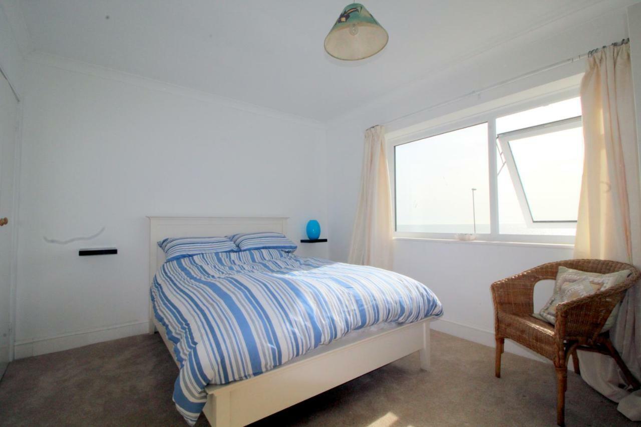 Pebbles Beach House By Air Premier Seaford Exterior photo